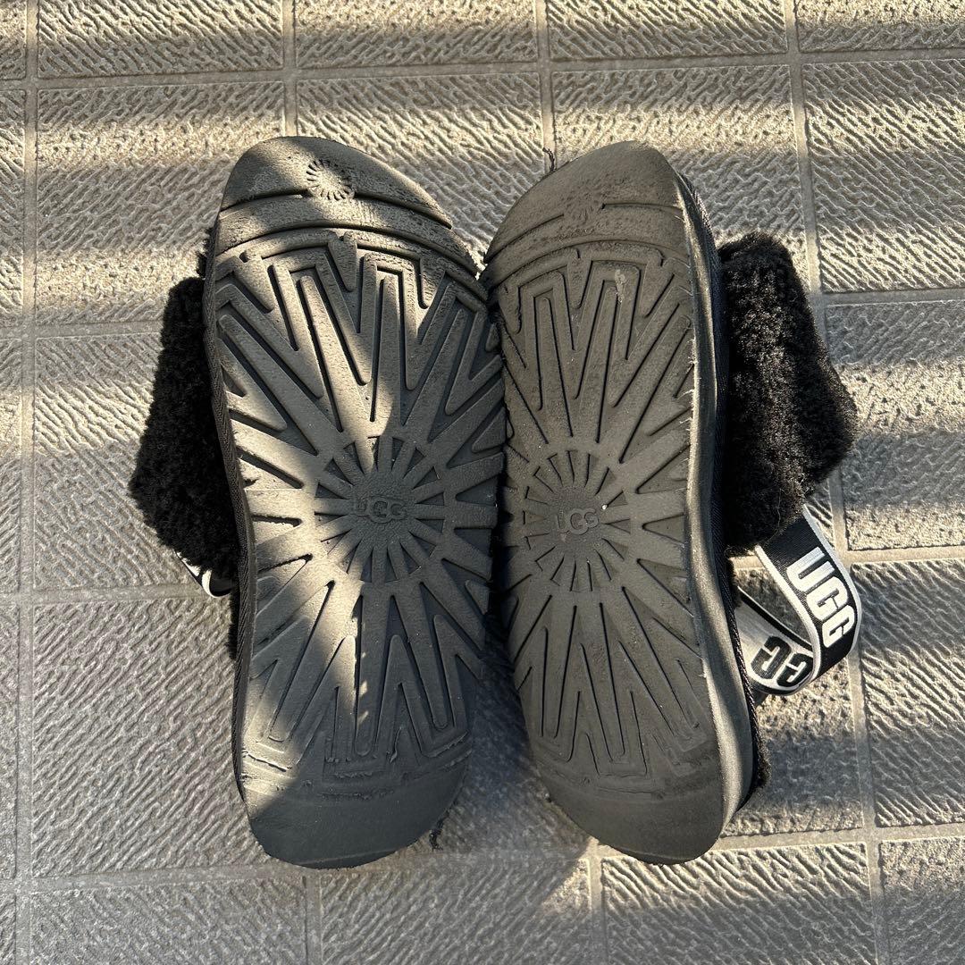 UGG ブラックファースライドサンダル - メルカリ