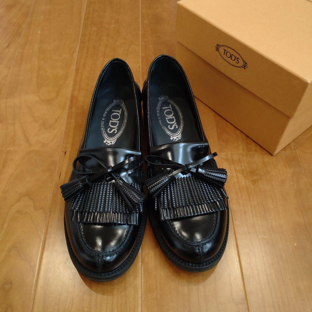 TOD'S ブラック フリンジ ローファー 18769341_40623155_1000.jpg