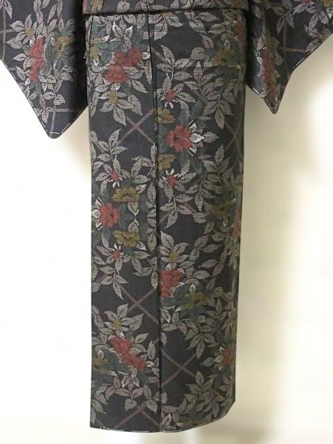 本場泥大島紬：美品：桧垣と赤と黄色い椿：袷正絹着物：7号：しつけ糸