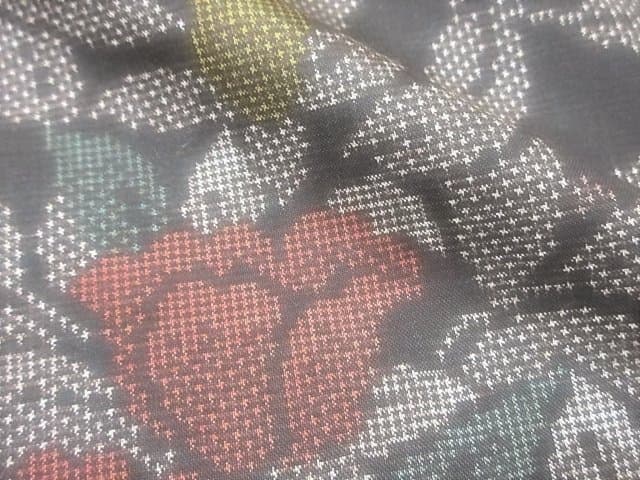 本場泥大島紬：美品：桧垣と赤と黄色い椿：袷正絹着物：7号：しつけ糸