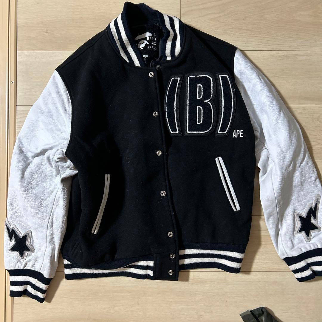A BATHING APE スタジャン (B) APE 黒・白 - メルカリ