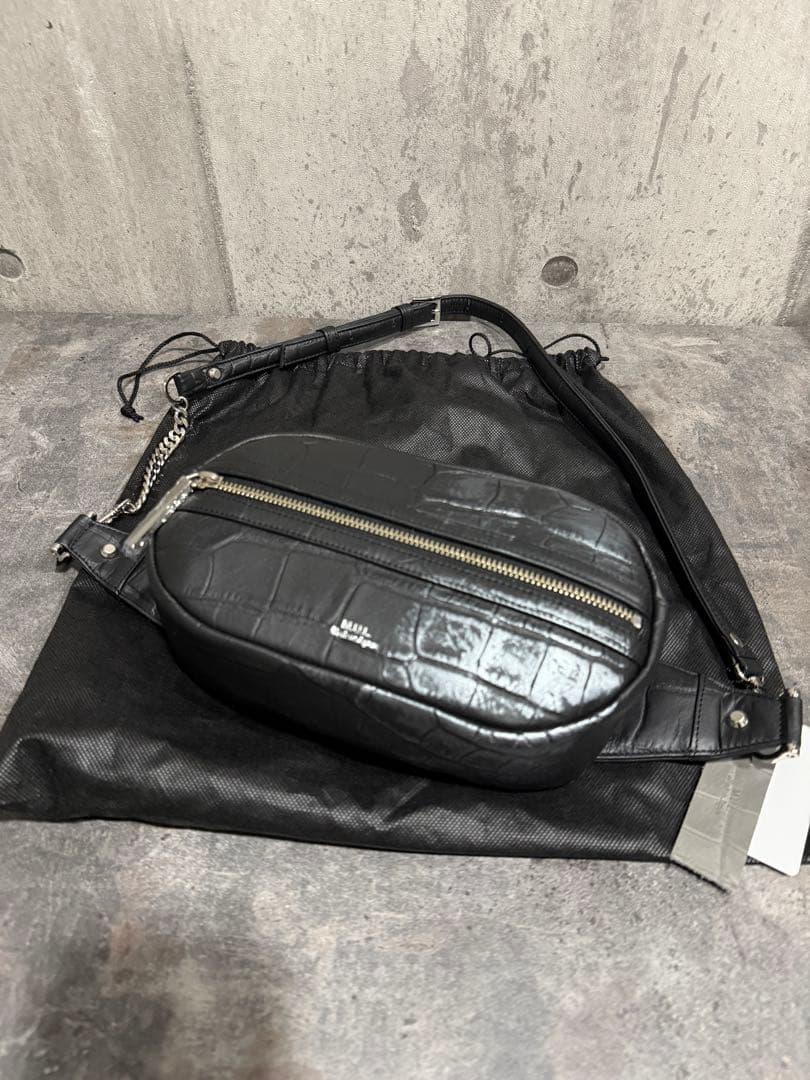 週末値下げ】M.U.L ラウンドボディバッグ ブラック シルバーライン