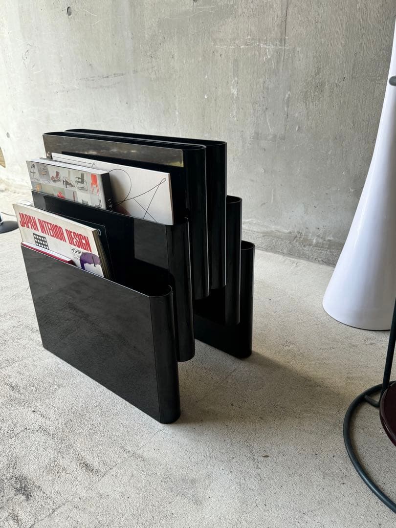 “Kartell”マガジンラック　カルテル　ミッドセンチュリー　スペースエイジ