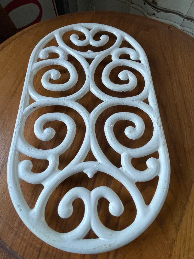 フランス　アンティーク　素敵な　アイアン　トリベット　鍋敷き　ホワイト 直径22cm白ペイントの丸いアイアントリベット（鍋敷） フランス