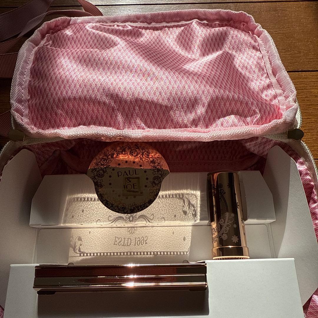完売 PAUL & JOE メイクアップコレクションポーチ 限定版