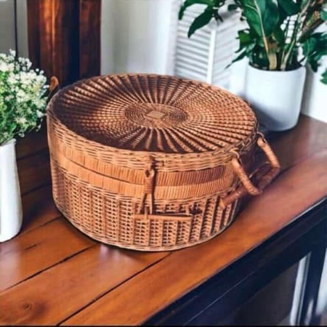 ビンテージ　丸い大型　藤製バスケット ラタンバック インダストリアル　ピクニック 大きなピクニックバスケット ふた付 ラタン 籐かご おしゃれ : ラタン