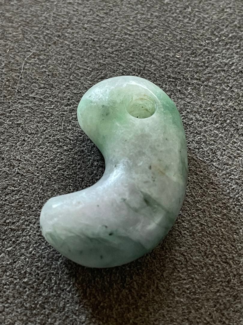 古墳時代 翡翠勾玉 アップルグリーン ラベンダー宝石質翡翠 出土品