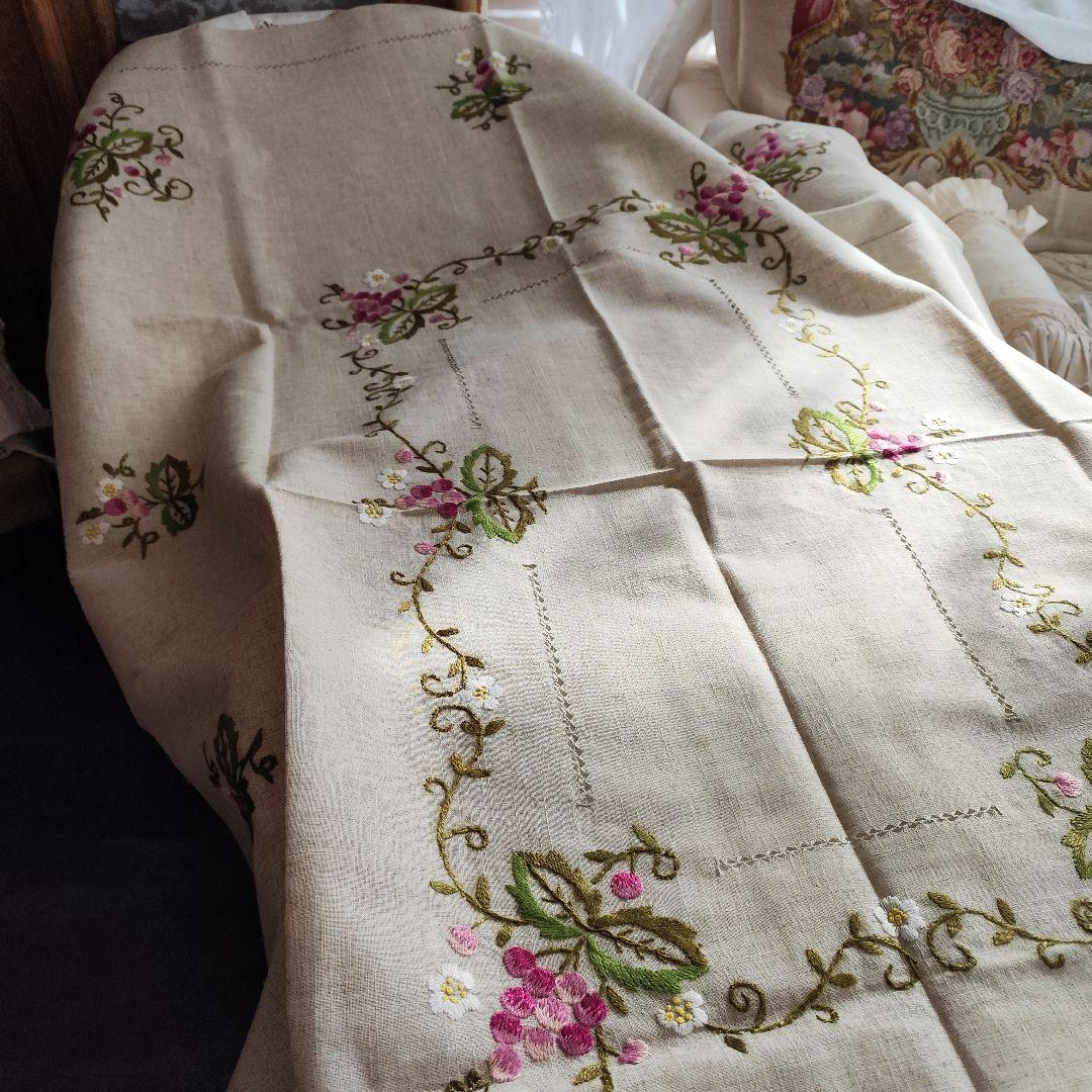 ヴィンテージ 混紡リネン 葡萄蔓 手刺繍　大判テーブルクロス ヴィンテージ 混紡リネン 葡萄蔓 手刺繍 大判テーブルクロス - メルカリ