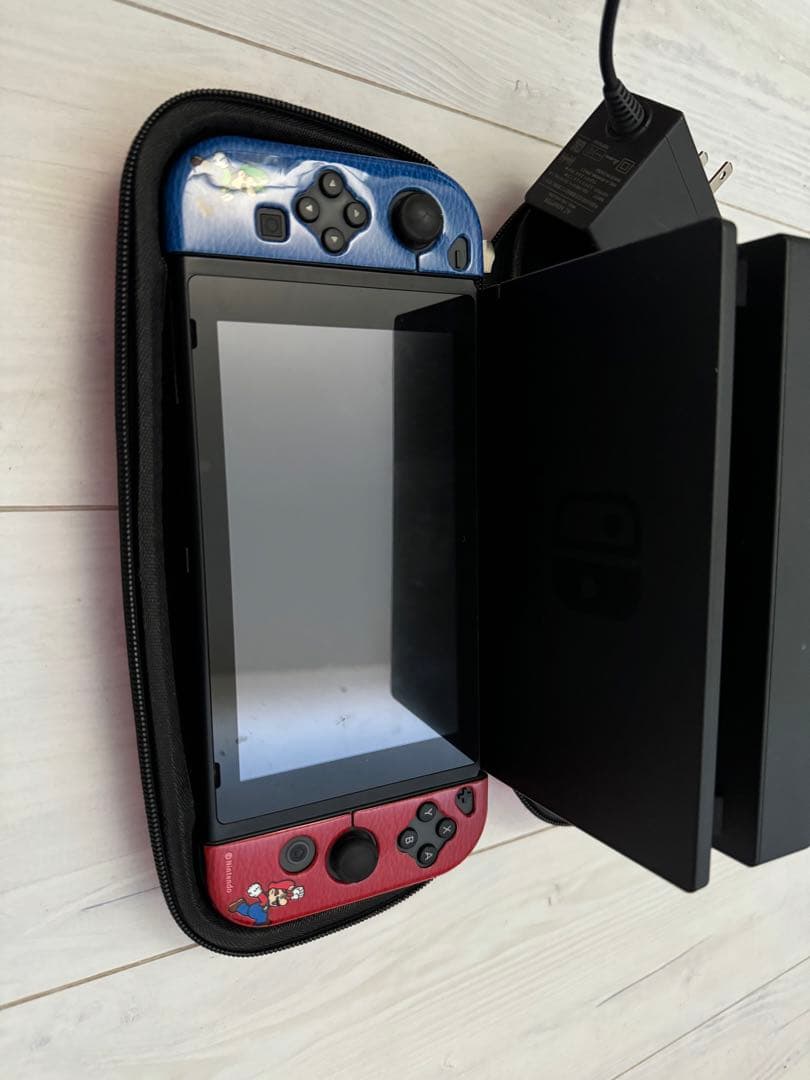 かもニンテンドースイッチ Amazon.com: Nintendo Switch Deluxe Holiday Bundle: Neon Blue and