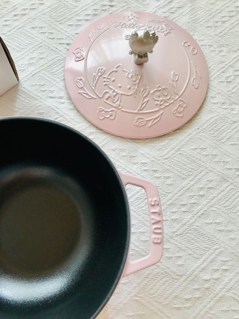 staub ストウブ 限定 ハローキティコラボ20cm ワナベ - メルカリ