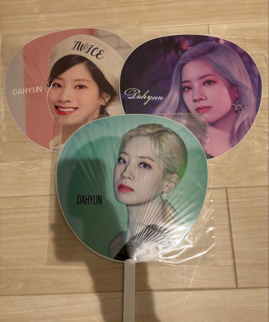 ぱくちよ様専用】TWICE まとめ売りCD50枚・トレカ306枚・うちわなど