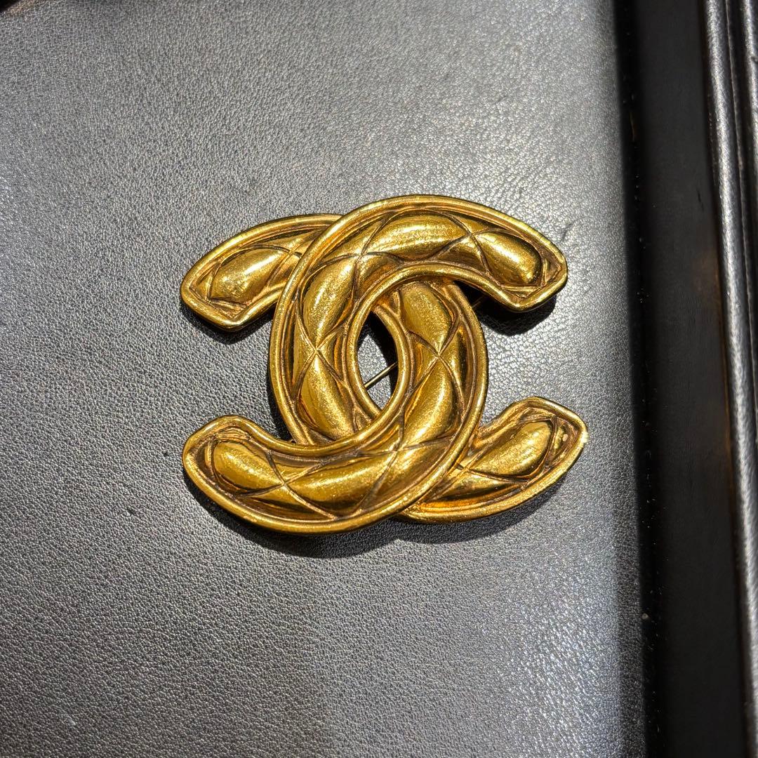 CHANEL シャネル マトラッセ　ココマーク ブローチ ゴールド メタル CHANEL（シャネル） ブローチ ココマーク マトラッセ 1152 ゴールド