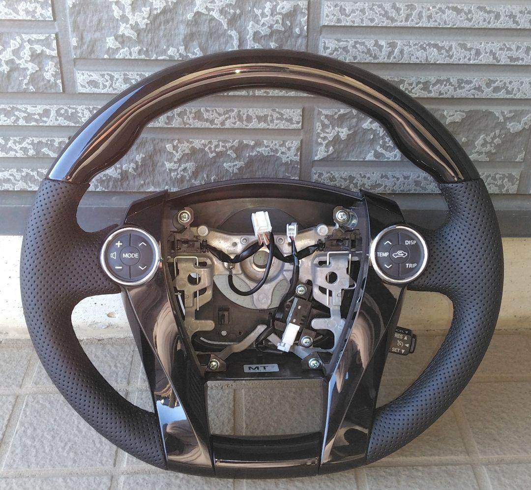 トヨタ アクア NHP10 社外ハンドル ピアノブラック パンチングレザー