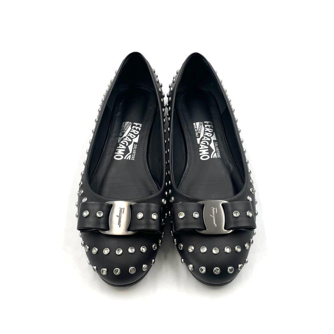 未使用級》 フェラガモ ヴァラ ビジュ スタッズ フラットパンプス 黒系