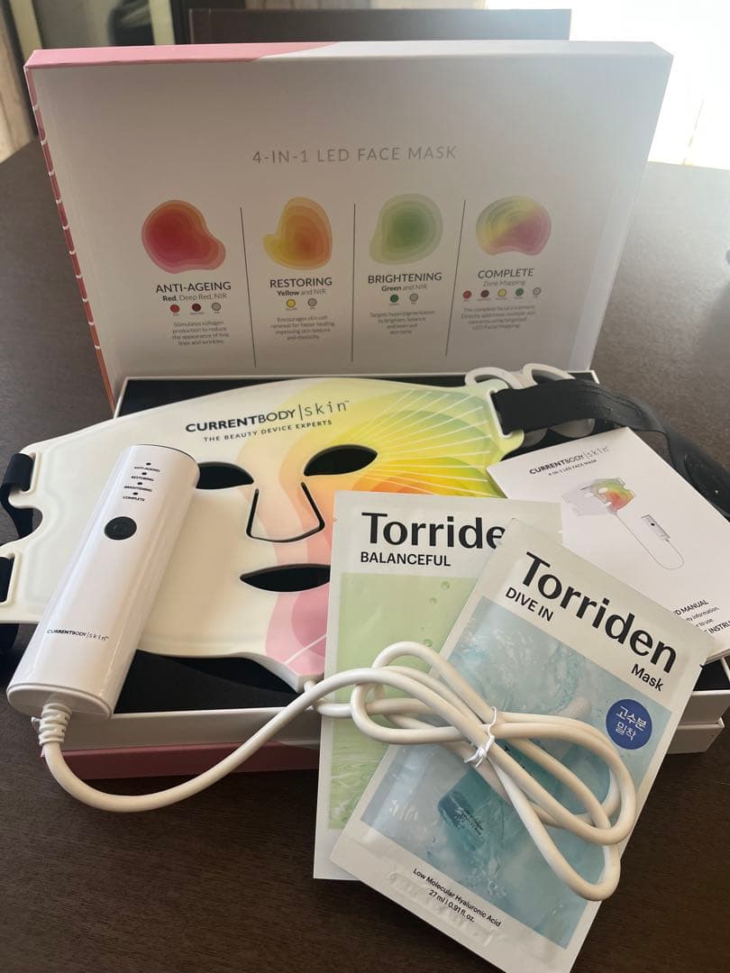 CURRENTBODY 4-IN-1 LED FaceMask パック2枚おまけ CurrentBody Skin LED 4イン1マスク＆ネック＆デコルテマスクセット