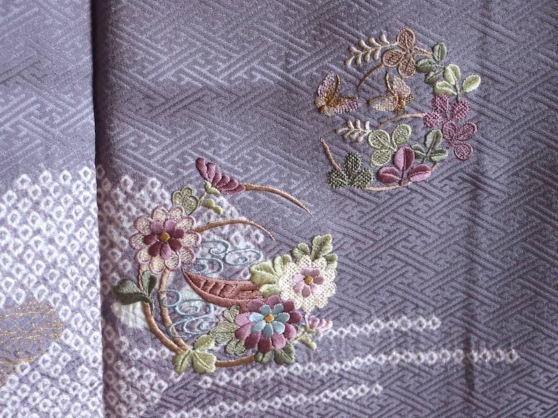 付下げ　絞りと刺繍（流水に菊、菖蒲etc）裄67 背紋なし　正絹美品 付下げ 裄66.5 美しい刺繍 絞り加工 紋なし 正絹 着物 i-4257 - メルカリ