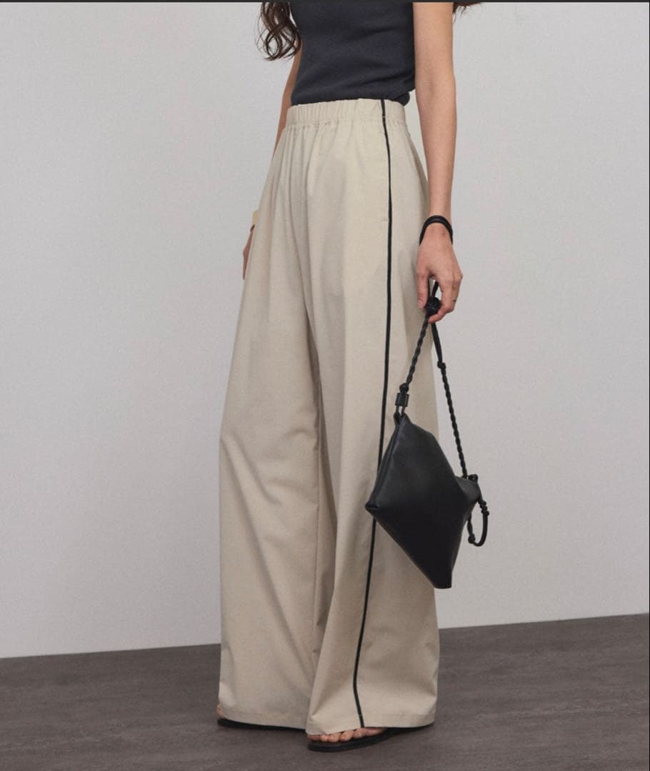 ベージュ サイドライン ワイドパンツ FRAY I.D（フレイアイディー）の「サイドラインワイドパンツ／防シワ