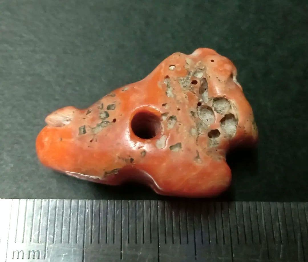 ★K2105★ 古代石(126)　大粒　珊瑚 ビーズ　神獣　護符　アミュレット ☆K2105☆ 古代石(126) 大粒 珊瑚 ビーズ 神獣 護符 アミュレット