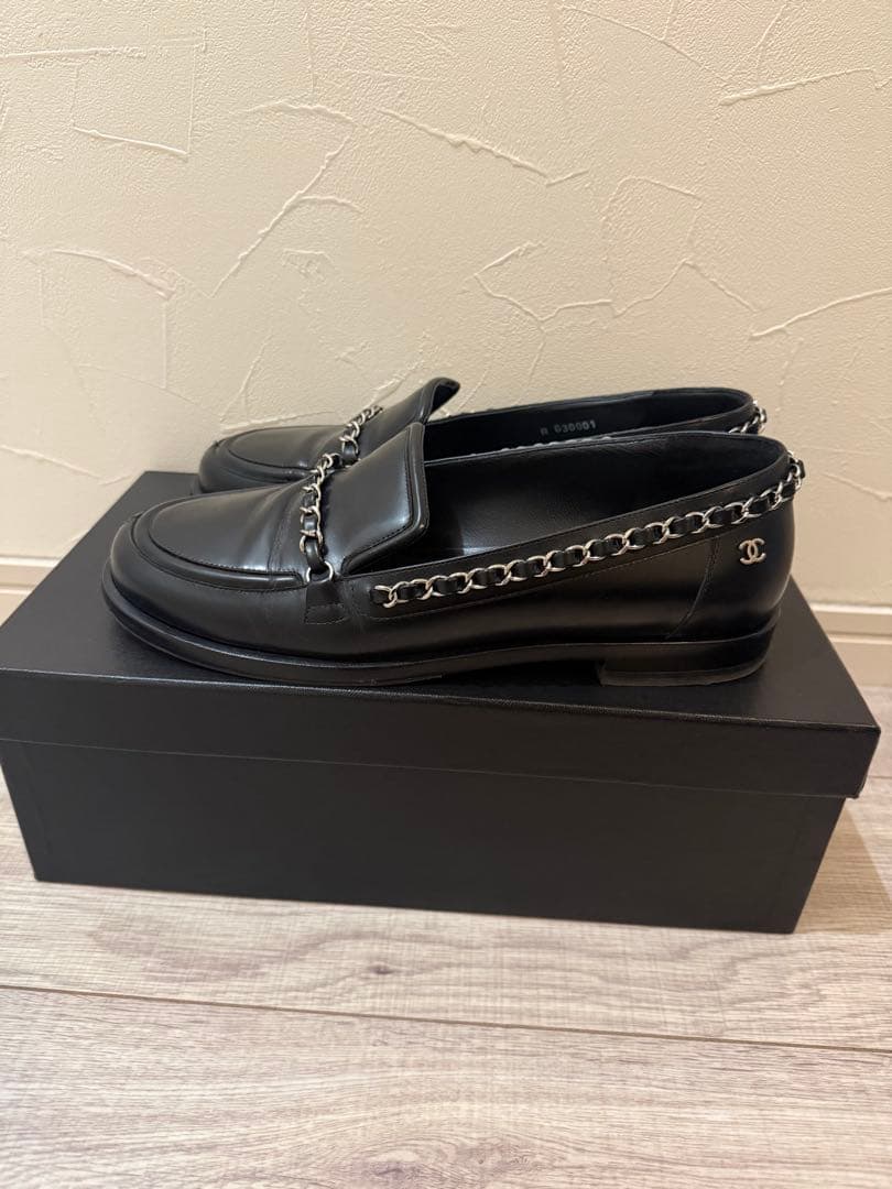 i*o様 CHANEL シャネル　チェーン　ローファー　ブラック CHANEL ココマーク カーフスキン チェーン ローファー - メルカリ