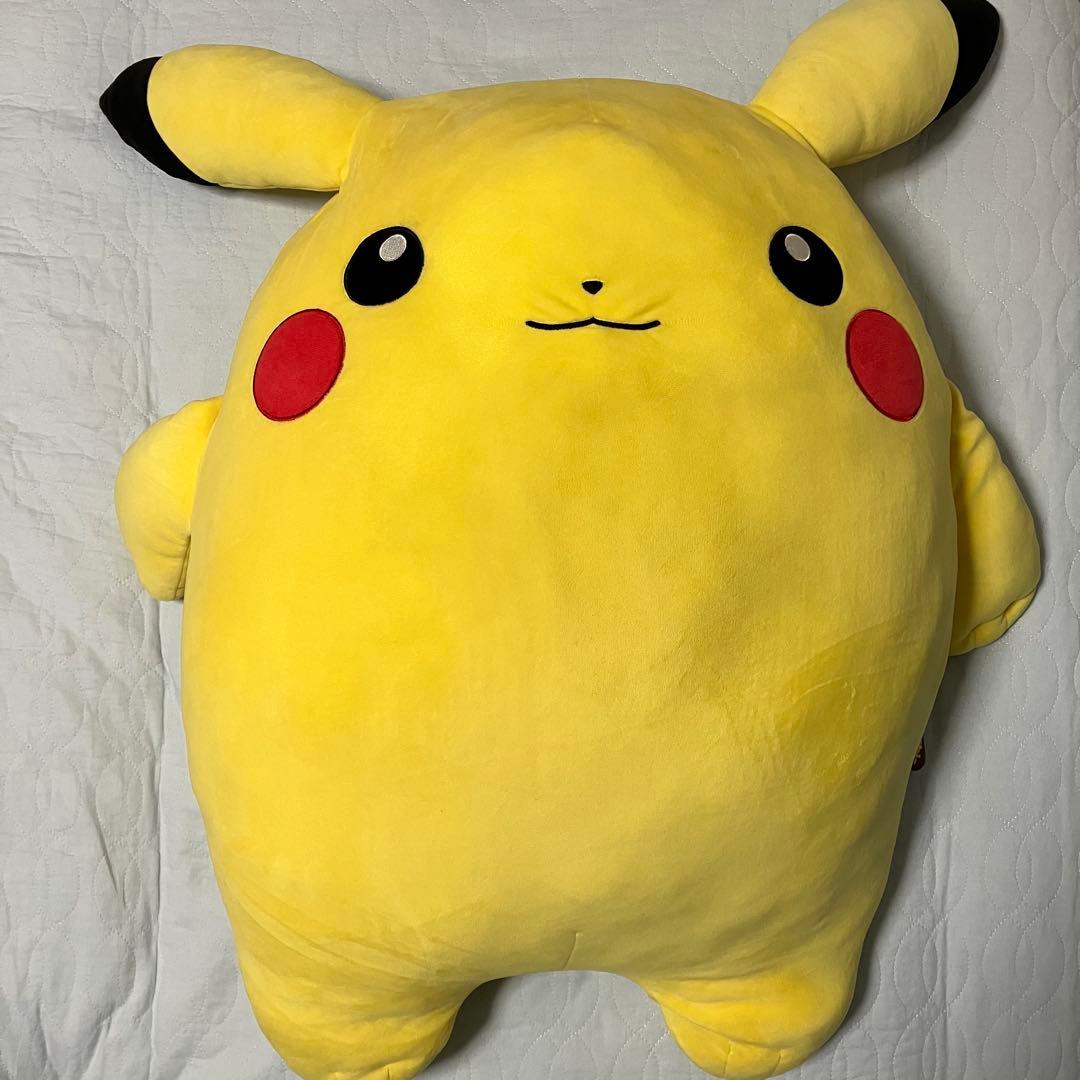 巨大ピカチュウ　mocchi-mocchi 2L ポケモン Mocchi-Mocchi-／ぬいぐるみ2L／ピカチュウ｜商品情報