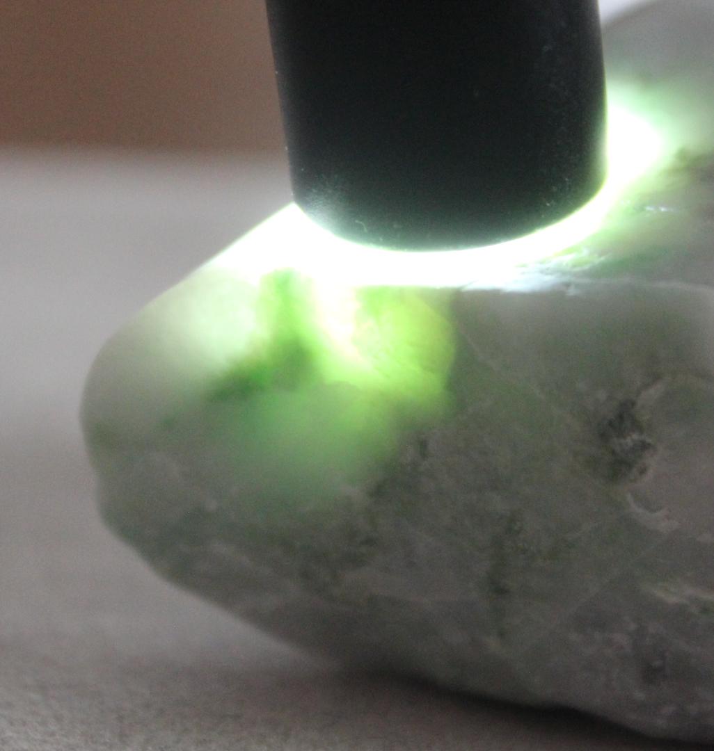 ［品のある白緑］糸魚川翡翠 圧砕系 原石 112.1g