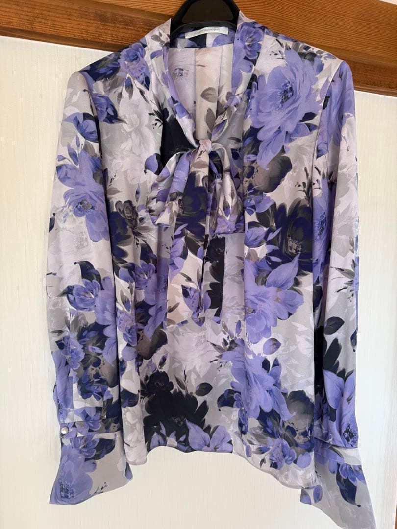 ピンキーアンドダイアンピオニープリントボウタイリボンブラウス