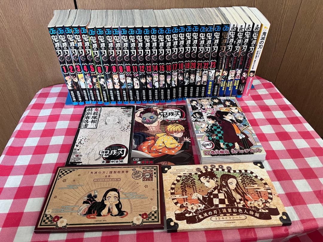 鬼滅の刃 全巻＋小説＋公式本＋特典大量セット 缶バッジ ポストカード付き 集英社（SHUEISHA） 【新品】鬼滅の刃 1〜23巻セット 豪華トリプル特装