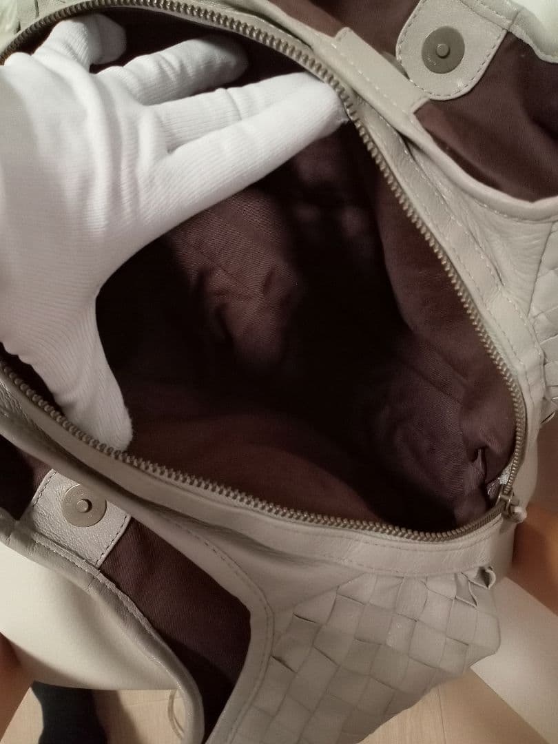 イントレチャート ショルダーバッグ 本革 / ゴート山羊革 グレージュ