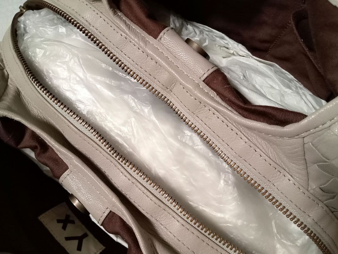 イントレチャート ショルダーバッグ 本革 / ゴート山羊革 グレージュ