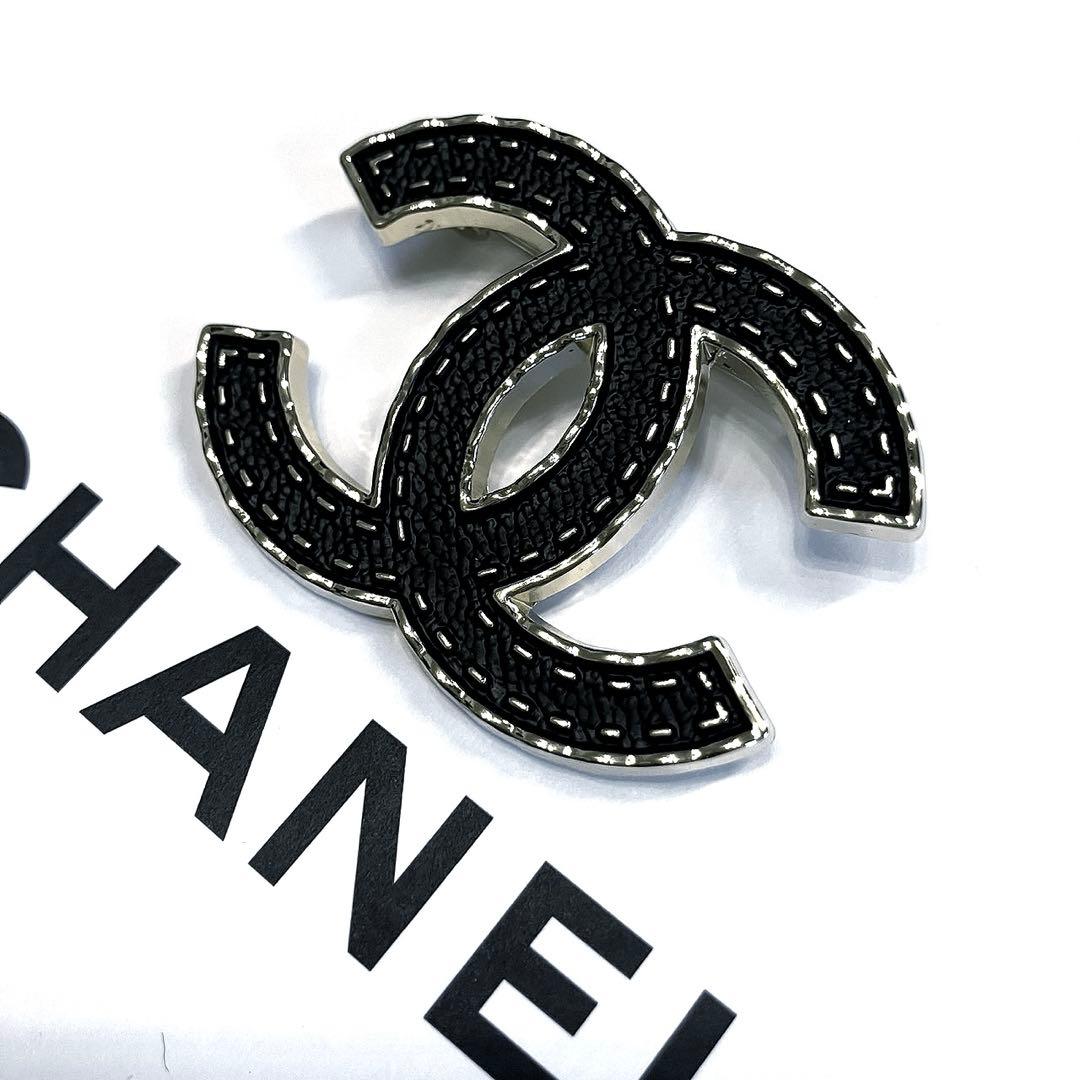 CHANEL シルバー ブラック CCロゴ ブローチ ノベルティ - メルカリ