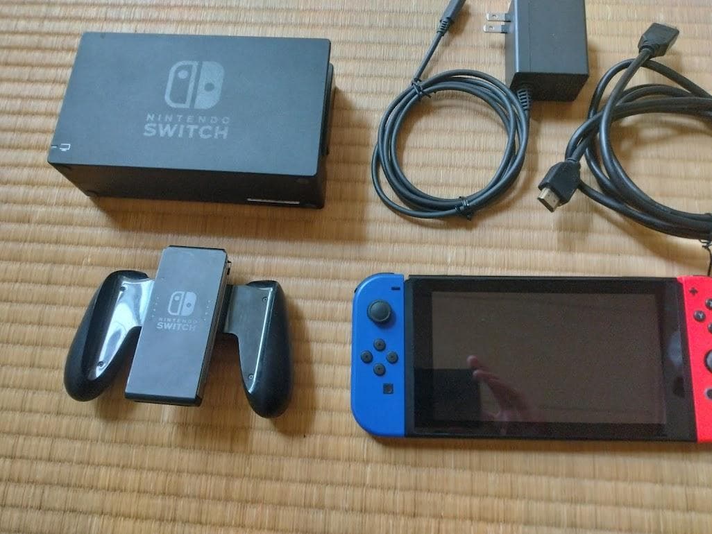 Nintendo Switch 本体 箱無し 動作確認済み Nintendo (ニンテンドー) Nintendo Switch 箱無し 内部ゴミ有 HAC-001