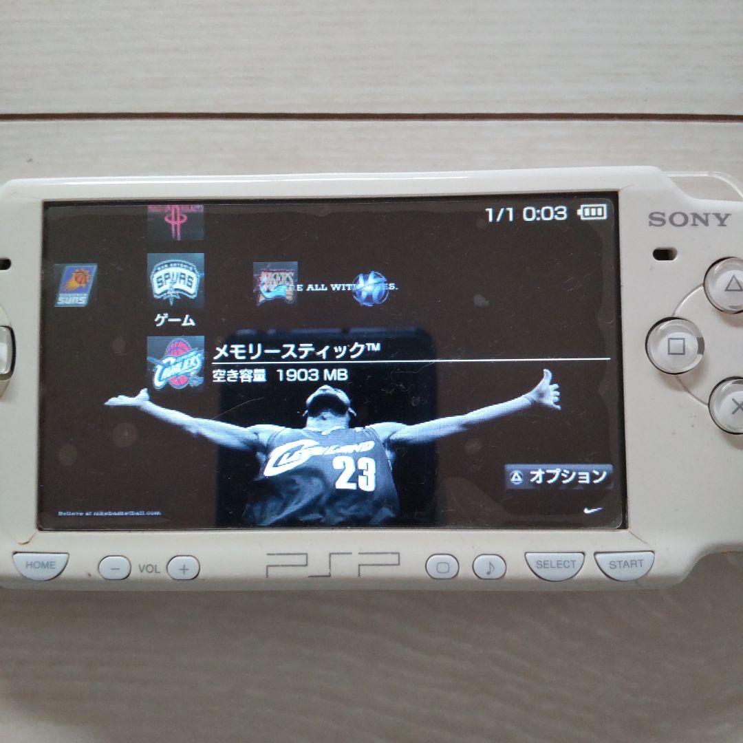 美品☆psp2000本体☆白☆新品バッテリー、ゲーム、メモリー、新品充電