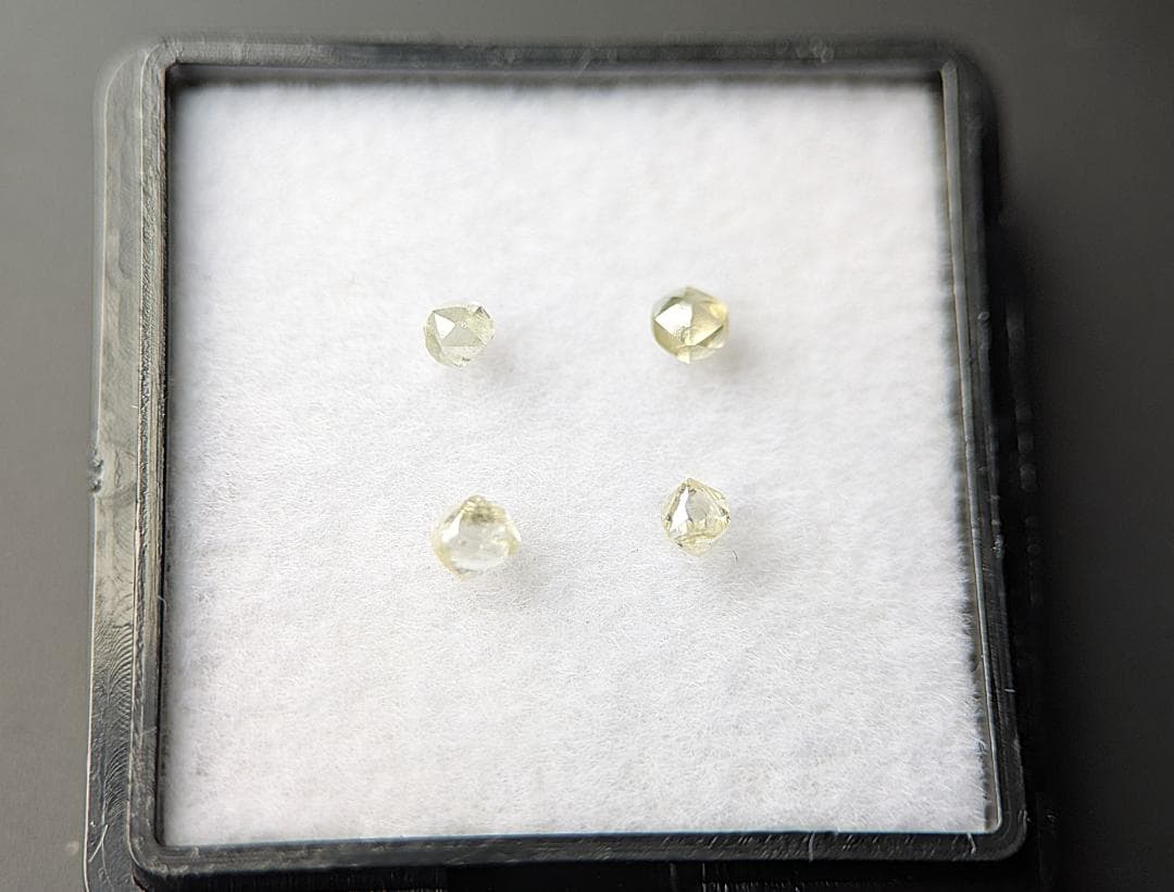 天然ダイヤモンド原石 蛍光4色セット 計0.376カラット ボツワナ産