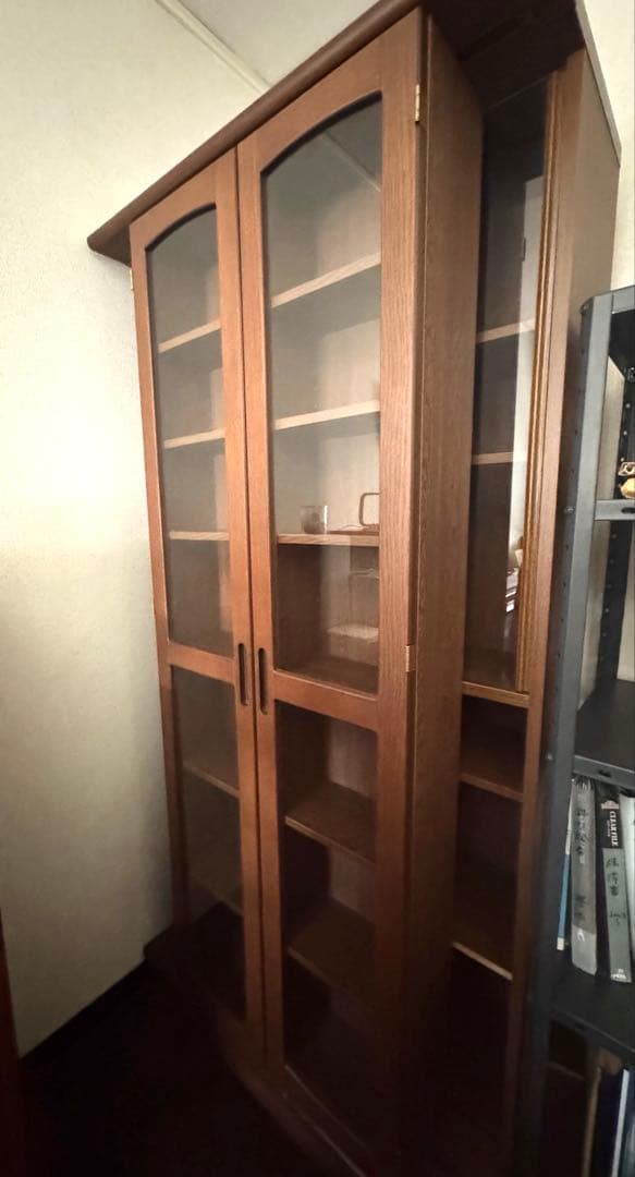 ブラウン木製ガラス扉本棚 - メルカリ