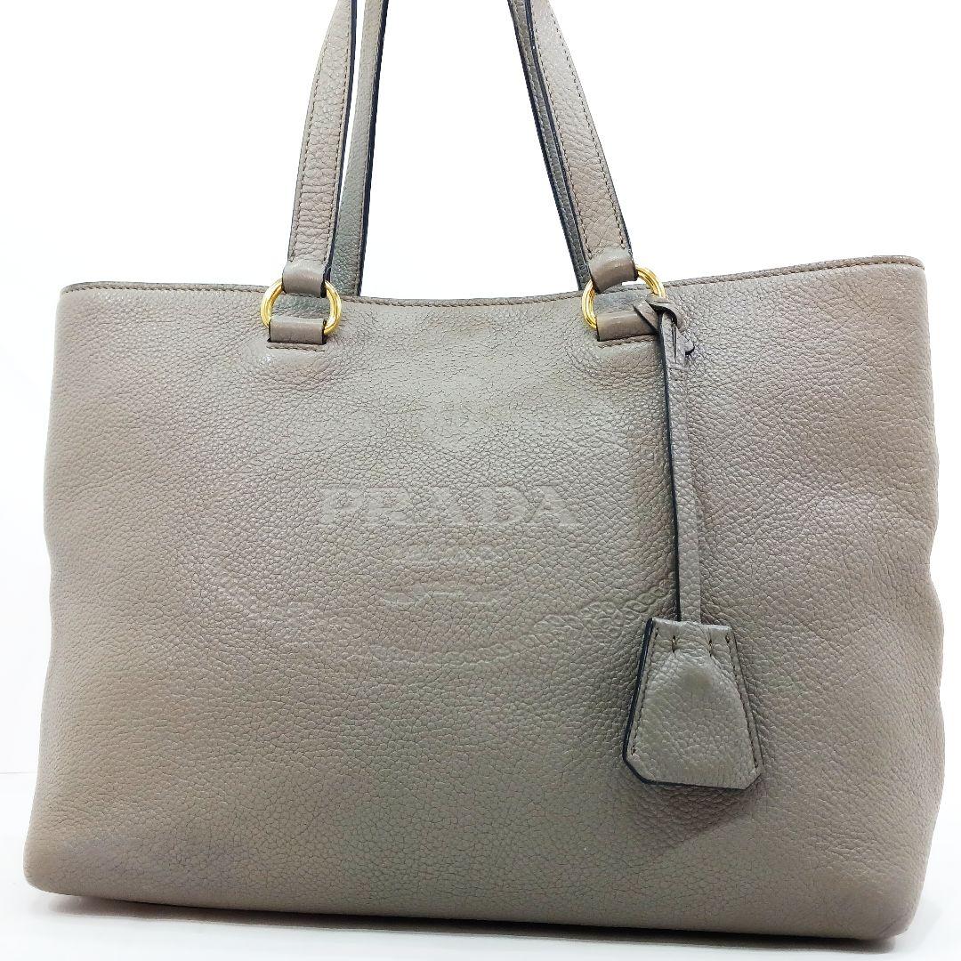 プラダ トートバッグ レザー A4可 肩掛 グレージュ デカロゴ - メルカリ