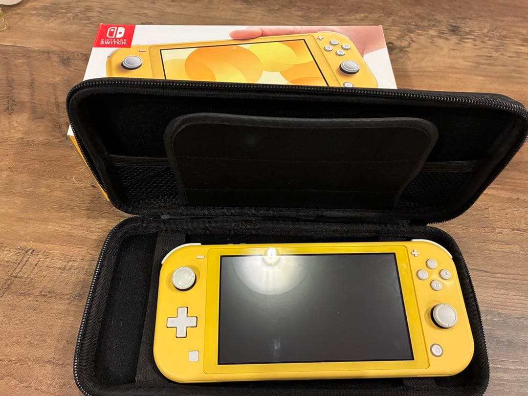美品　Switch light イエロー　ケース付き Nintendo Switch Lite キャリーケース ガラスフィルム付き 保護ケース