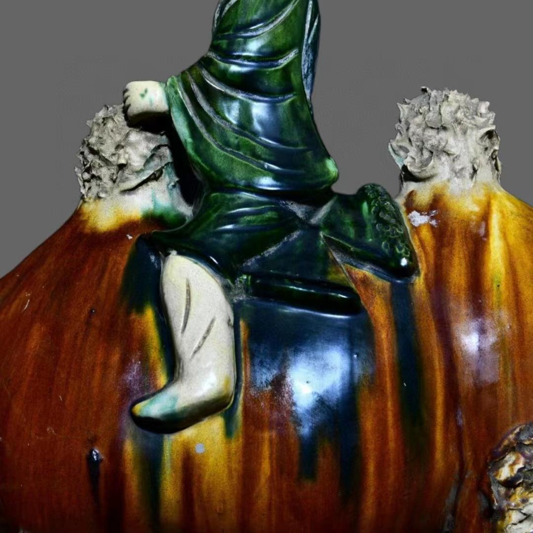 中国古美術・旧蔵の三彩陶器、静かに立つ嘶く駱駝の上の仕女俑