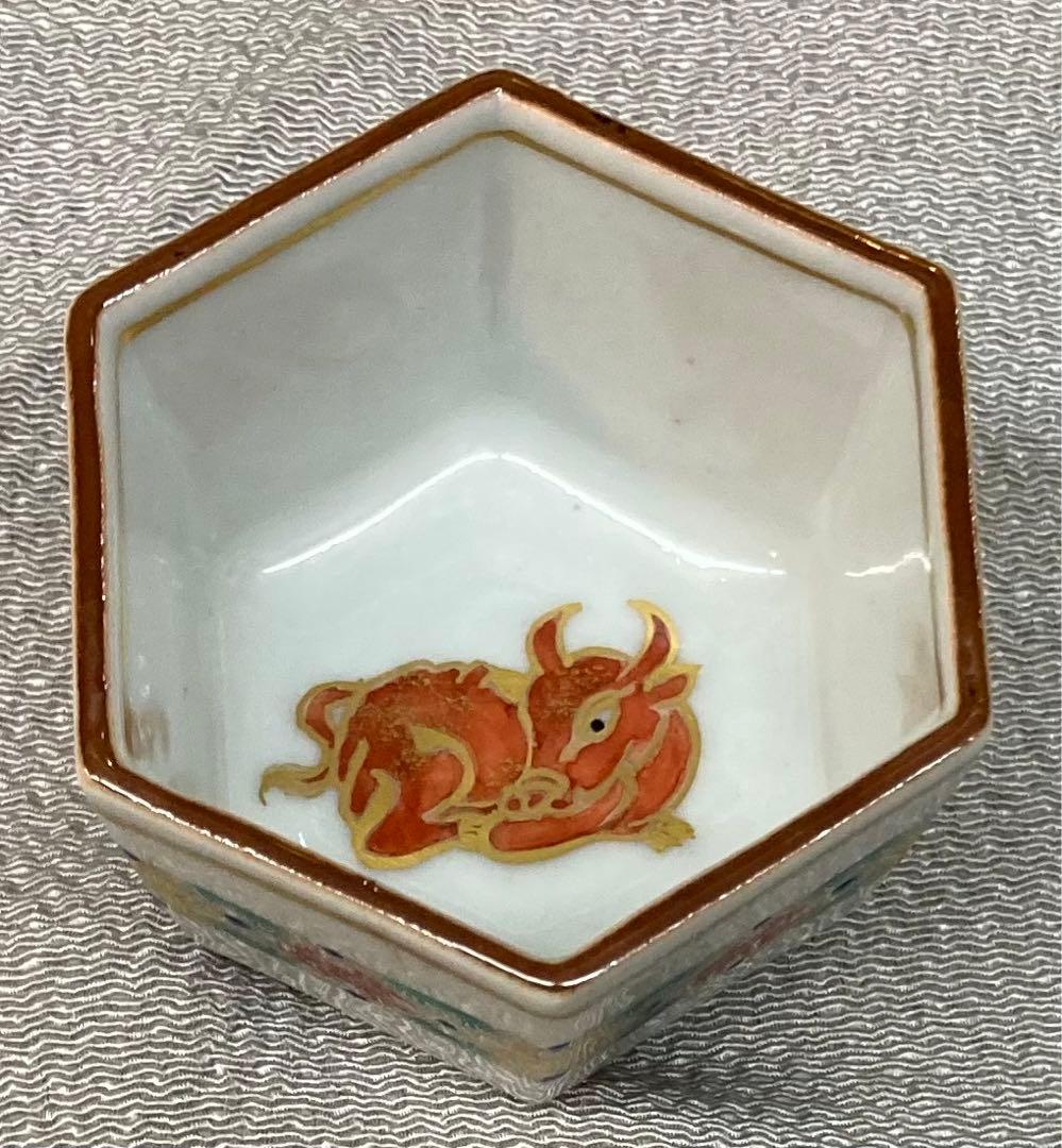 B196s 「牛図 六角酒盃」三代上出喜山作 共布共箱 九谷焼 宮内庁御用達