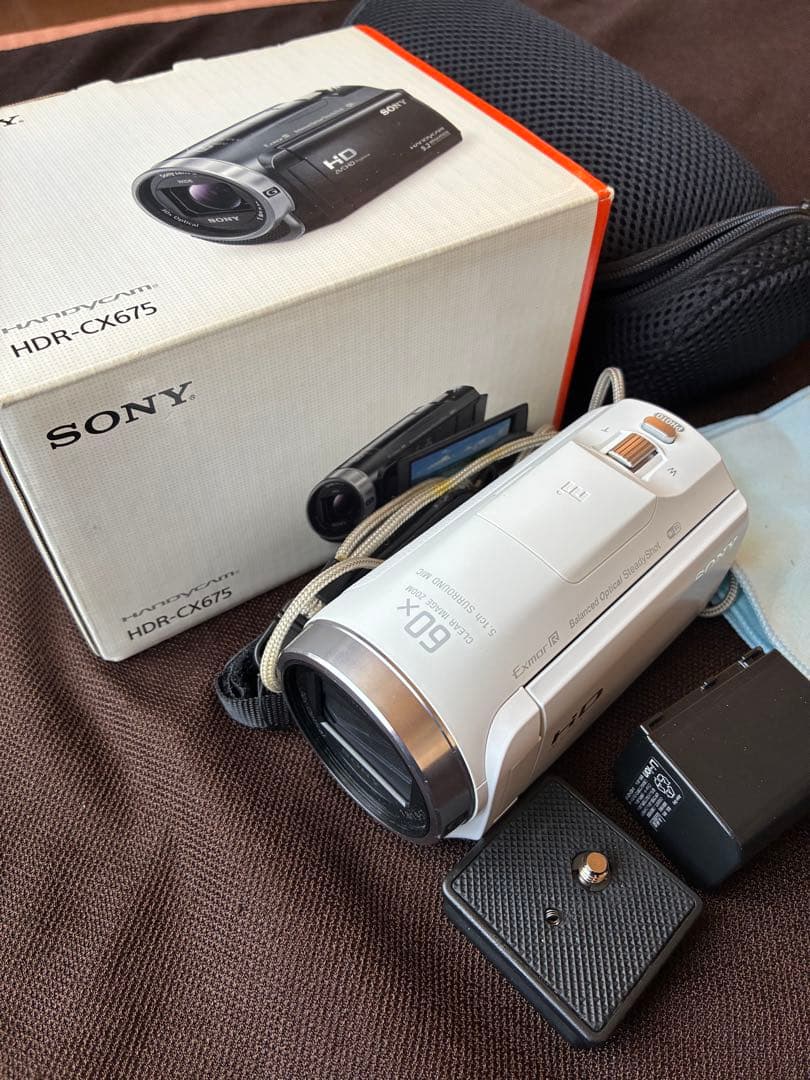 SONY HANDYCUM HDR-CX675 箱、バッテリー2つ、ケース付き Sony Handycam® HDR-CX675 High-definition camcorder with 32GB flash