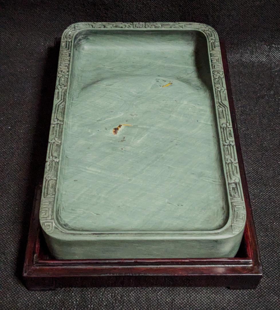 【洮河緑石の双キ龍吉祥廻文硯】◆墨流し状波紋の潤緑美石◆約八吋◆唐木共箱◆希少硯 洮河緑石の双キ龍吉祥廻文硯】◇墨流し状波紋の潤緑美石◇約八吋◇唐木