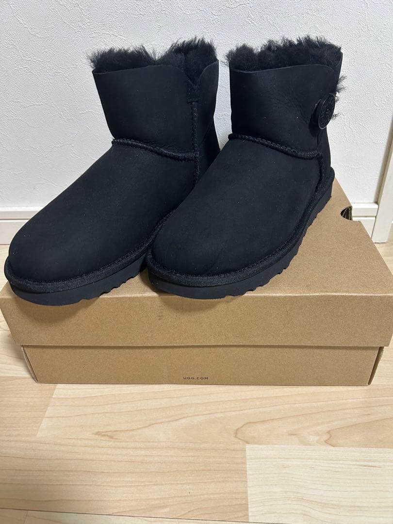 UGG ムートンブーツ MINI BAILEY BUTTON 2 黒 Women's UGG Mini Bailey Button II – Cozy & Versatile Sheepskin Boot