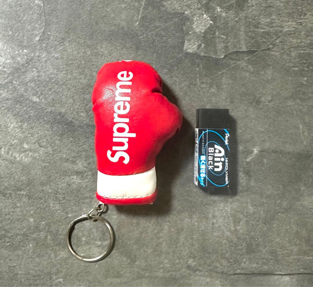 Supreme ボクシンググローブキーホルダー - メルカリ