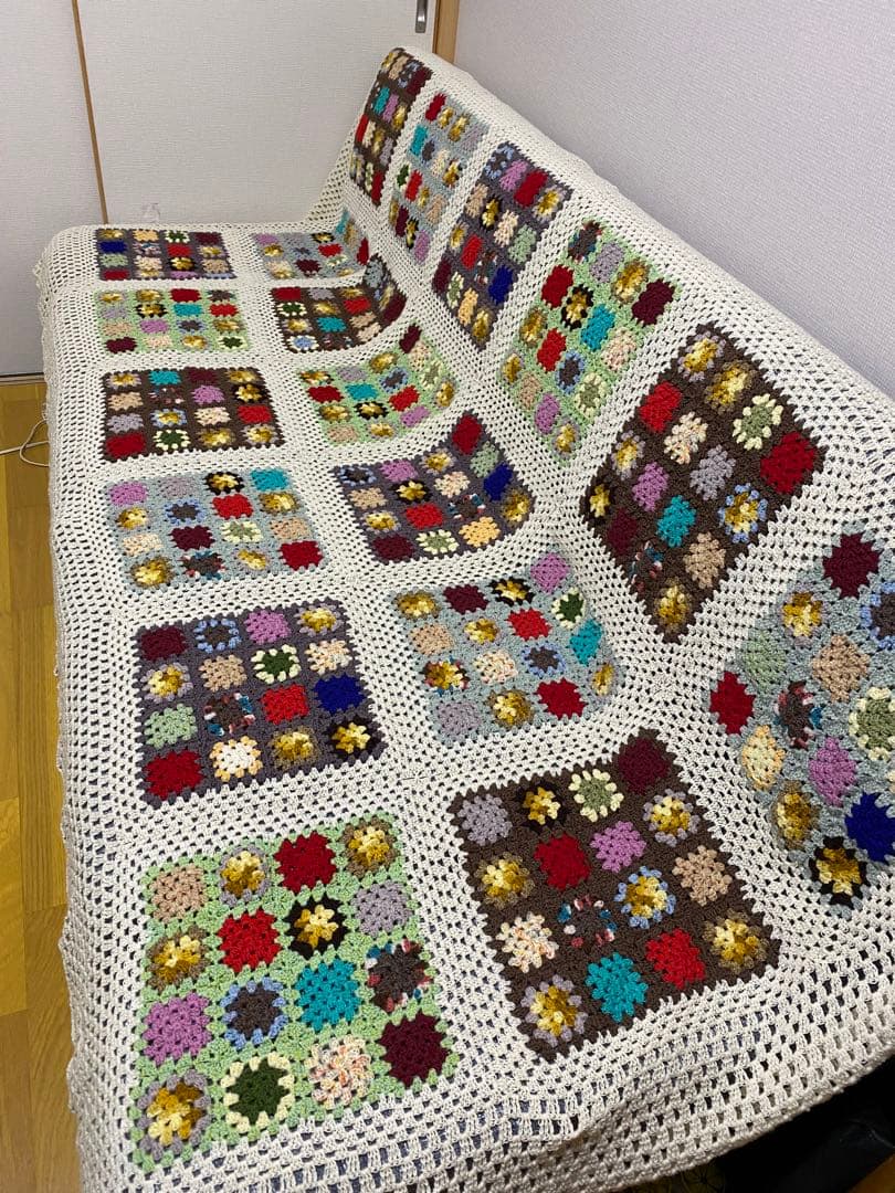 多色グラニースクエア　ベッドカバー　マルチカバー グラニースクエア マルチカバー ①大判サイズ 写真は二つ折りしてい