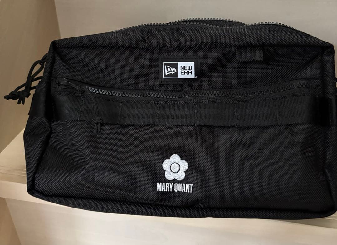 NEW ERA(R) × MARY QUANTスクエア ボディバッグ（ブラック） - メルカリ