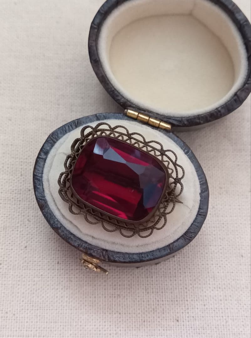 マ*ニ様 アンティーク 深い赤のガラスのブローチ ヴィンテージ