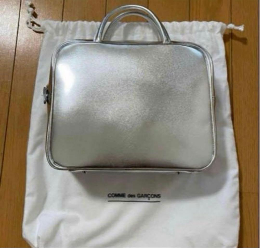 コムデギャルソン　スクエアバッグ　青山バッグ　極美品　レザー コム デ ギャルソン 青山店限定“真っ赤な”レザーバッグ、四角＆台形の2