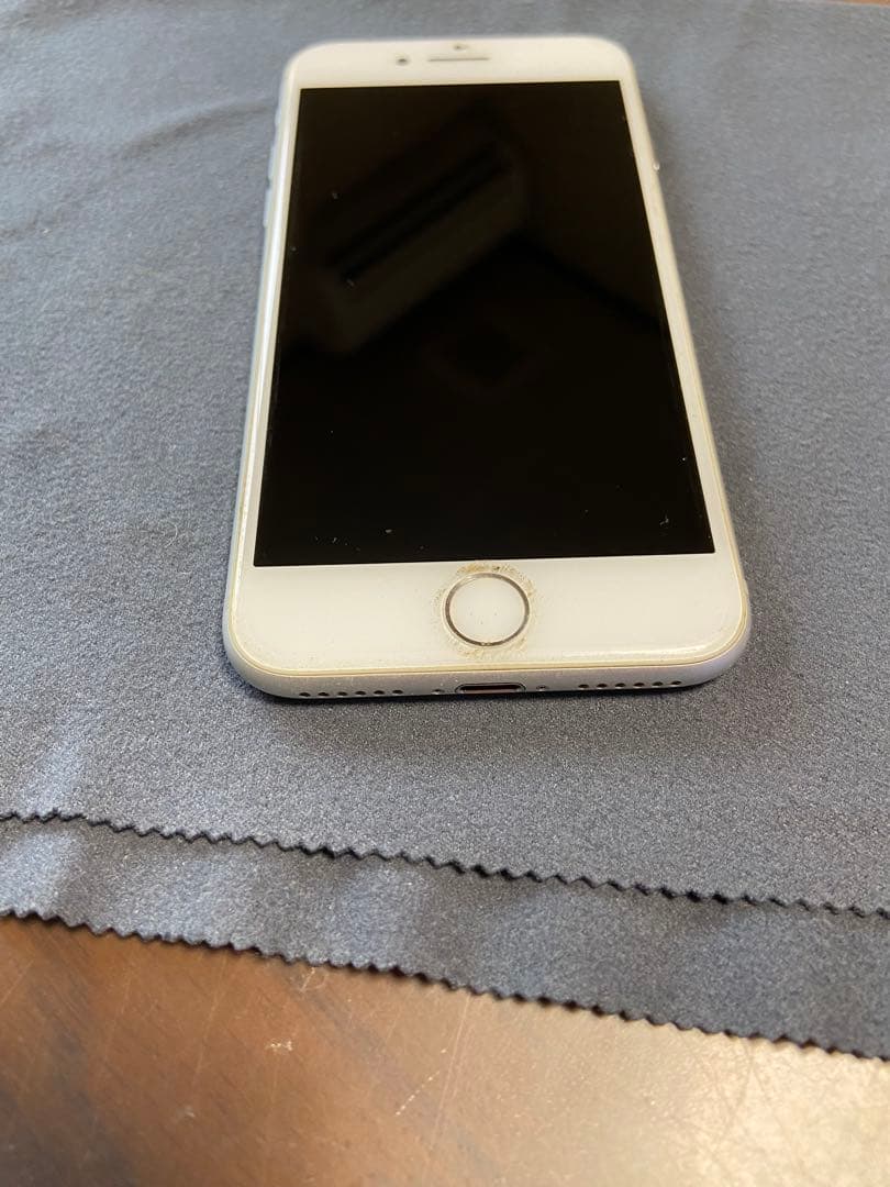 Apple iPhone 8ホワイト 4.7インチ 本体 - メルカリ