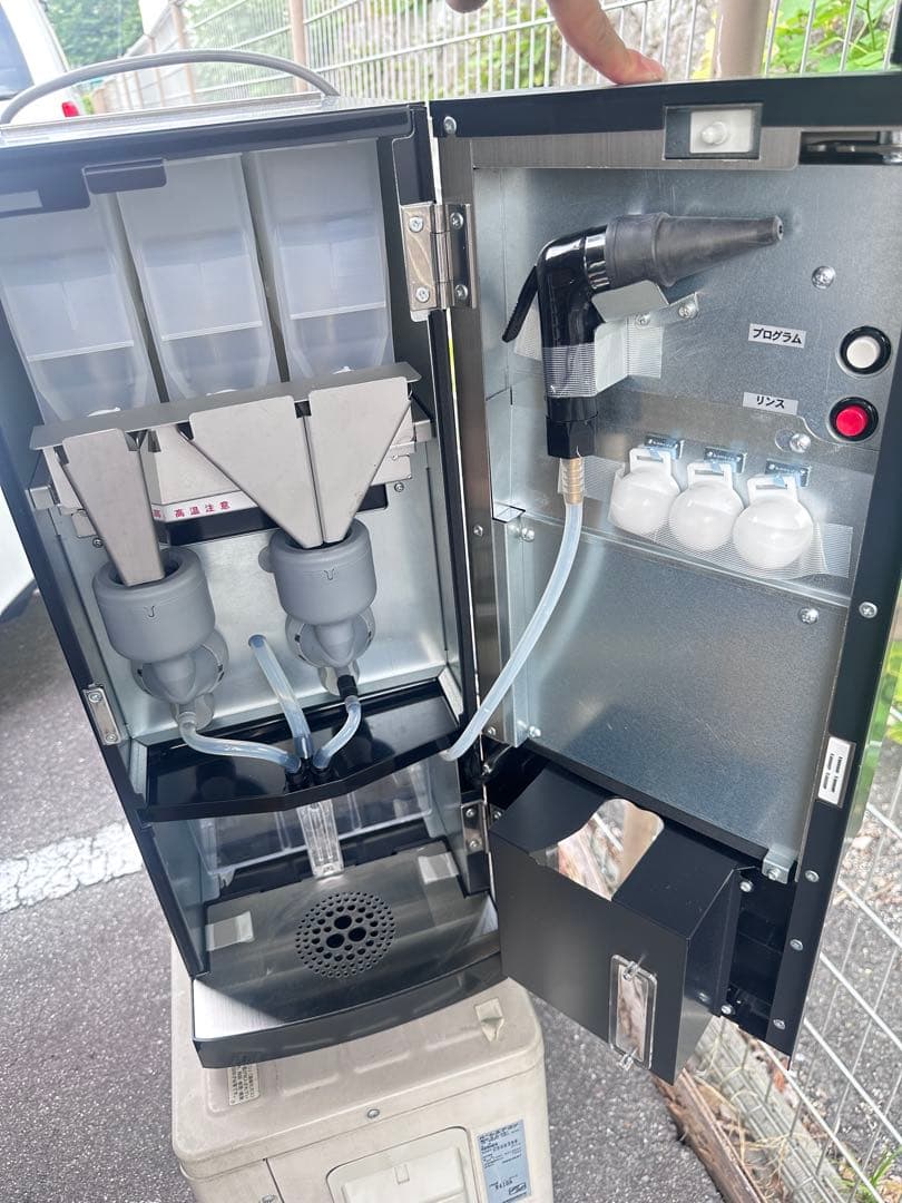 ネスカフェリオナ 水道工事が不要の内臓タンク式モデル。 - メルカリ