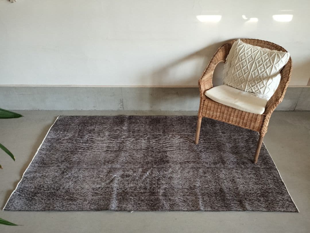 グレーのオーバーダイヴィンテージラグ　縁アリフラワー　No.683 グレーのオーバーダイヴィンテージラグ 縁アリフラワー No.683 グレー