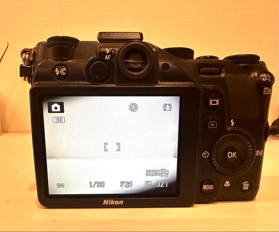 Nikon coolpix p7000 バッテリー、 SDカード、充電器付 - メルカリ